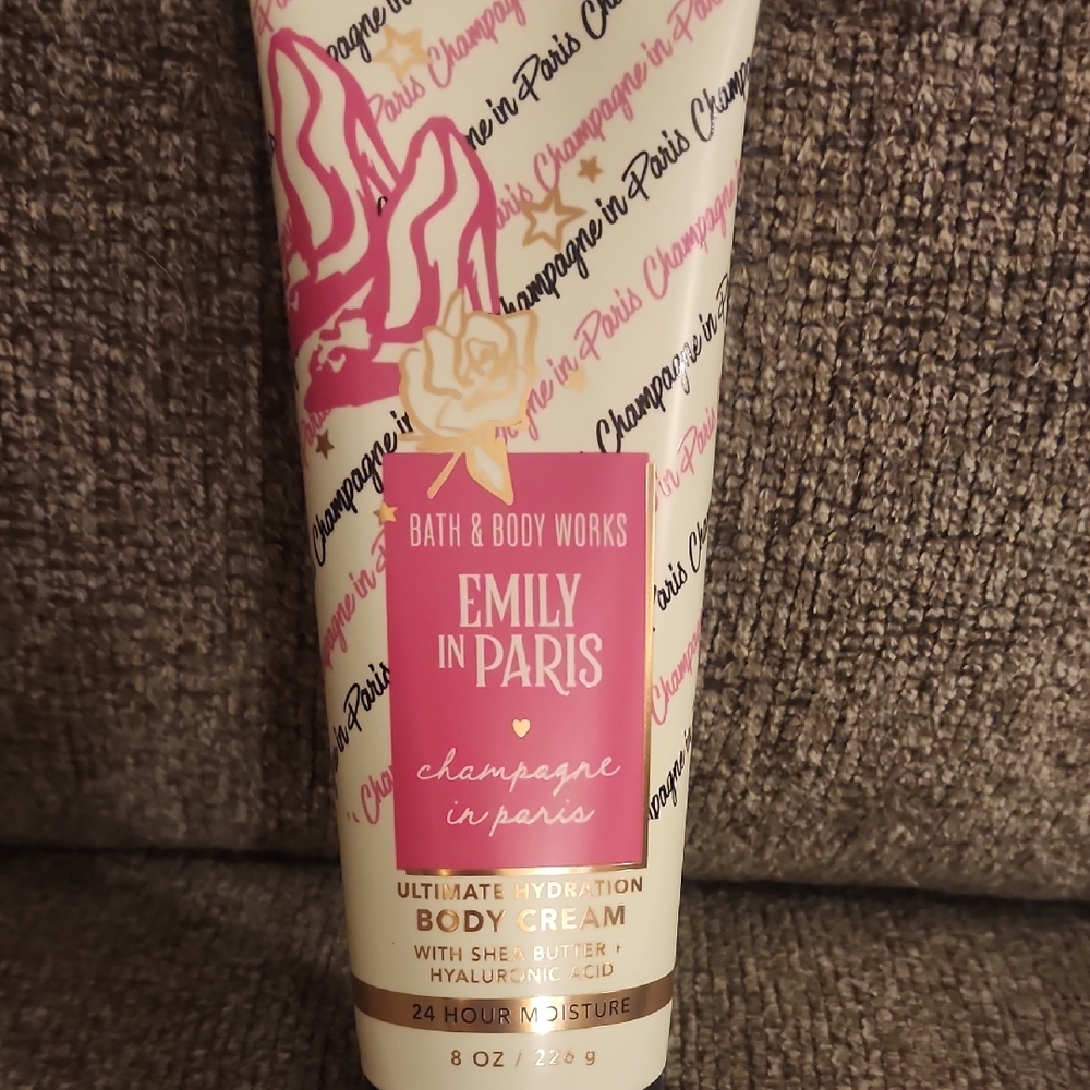 Bath & Body Works Emily in Paris Body Cream - Pink & White